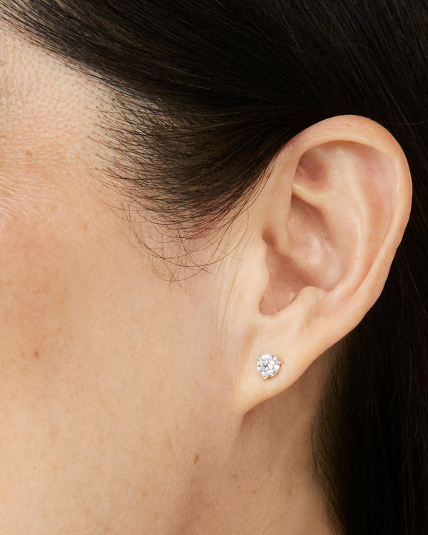 The Round Brilliant Solitaire Studs