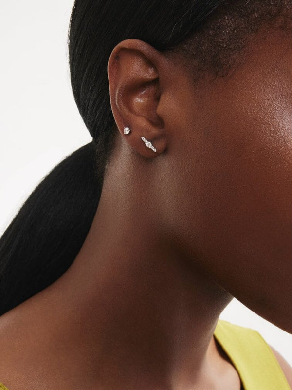 Model image of the mini line earring in white gold