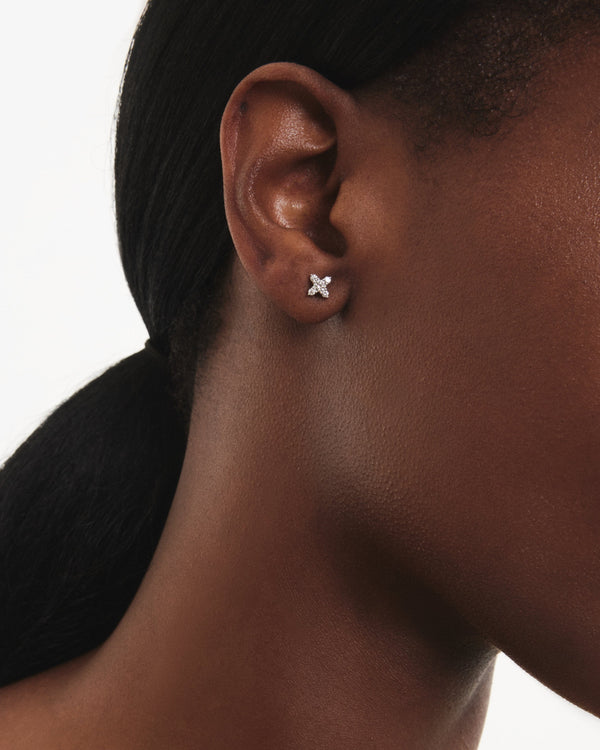 Model image of the mini leaf earring in white gold