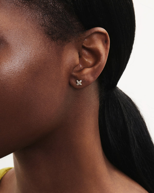 Model image of the mini leaf earring in yellow gold