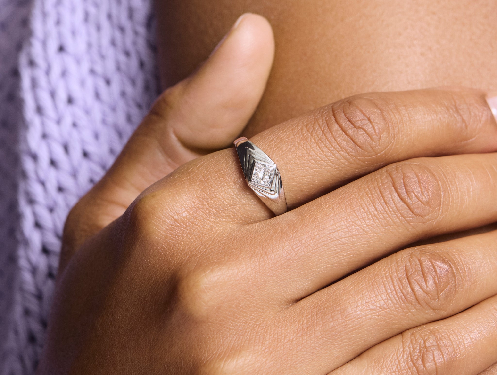 Model image of white gold recollection ring